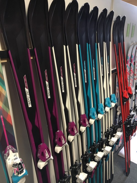 De definitieve kleur van de nieuwe ski hangt af van de interesse van de klant